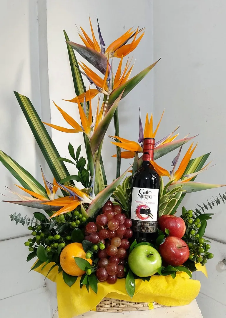 aves del paraiso, frutas y vino