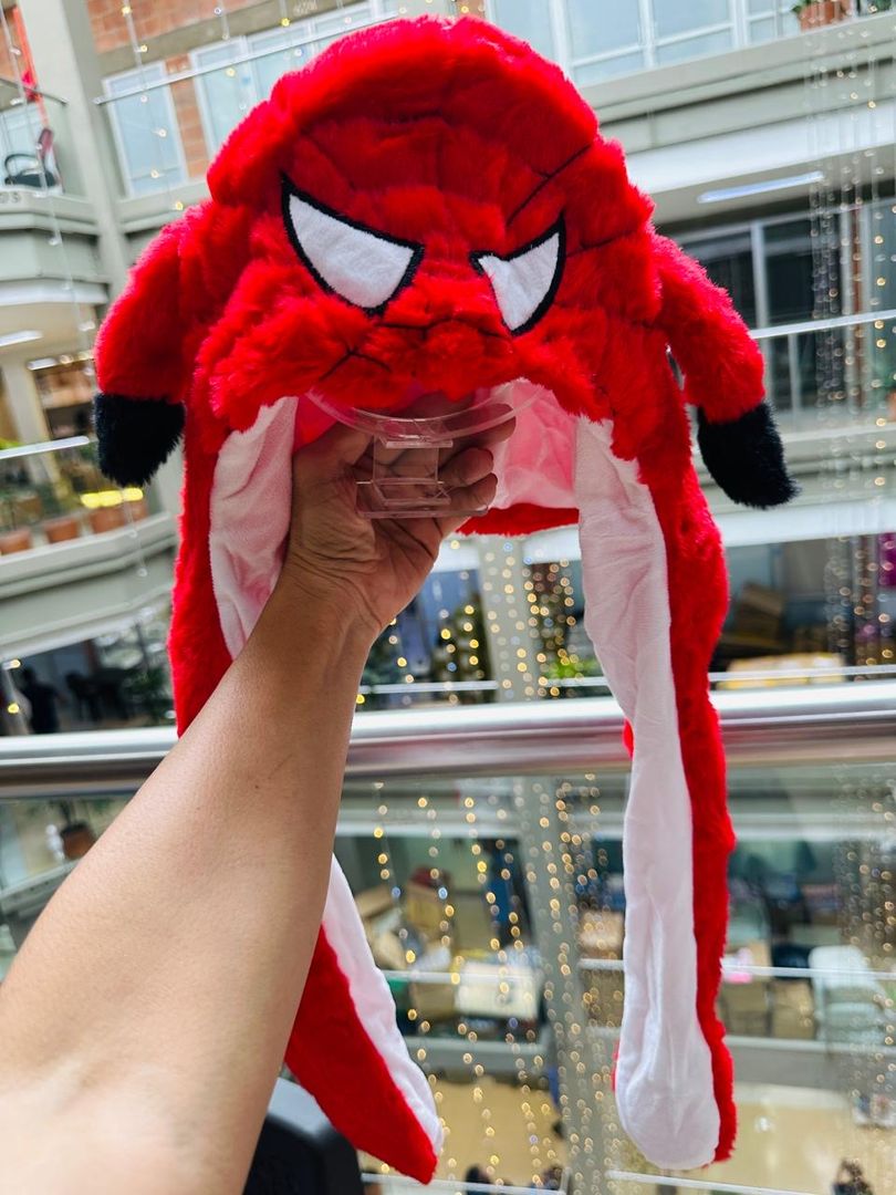 gorros de personajes que mueven orejas y tienen luces