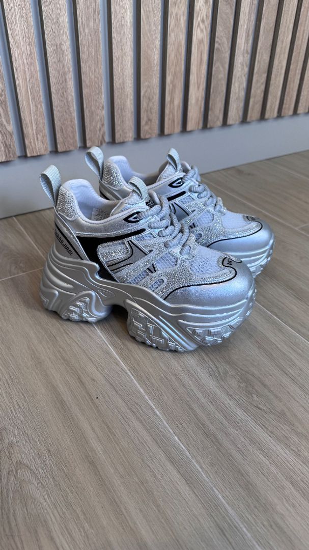 Tenis plataforma con piedras 