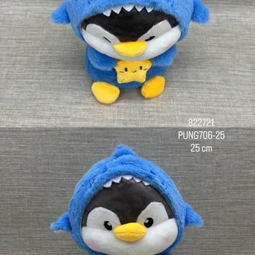 Imagen del producto PINGUINO  DISFRAZADO DE TIBURON (AZUL) 25 CM 