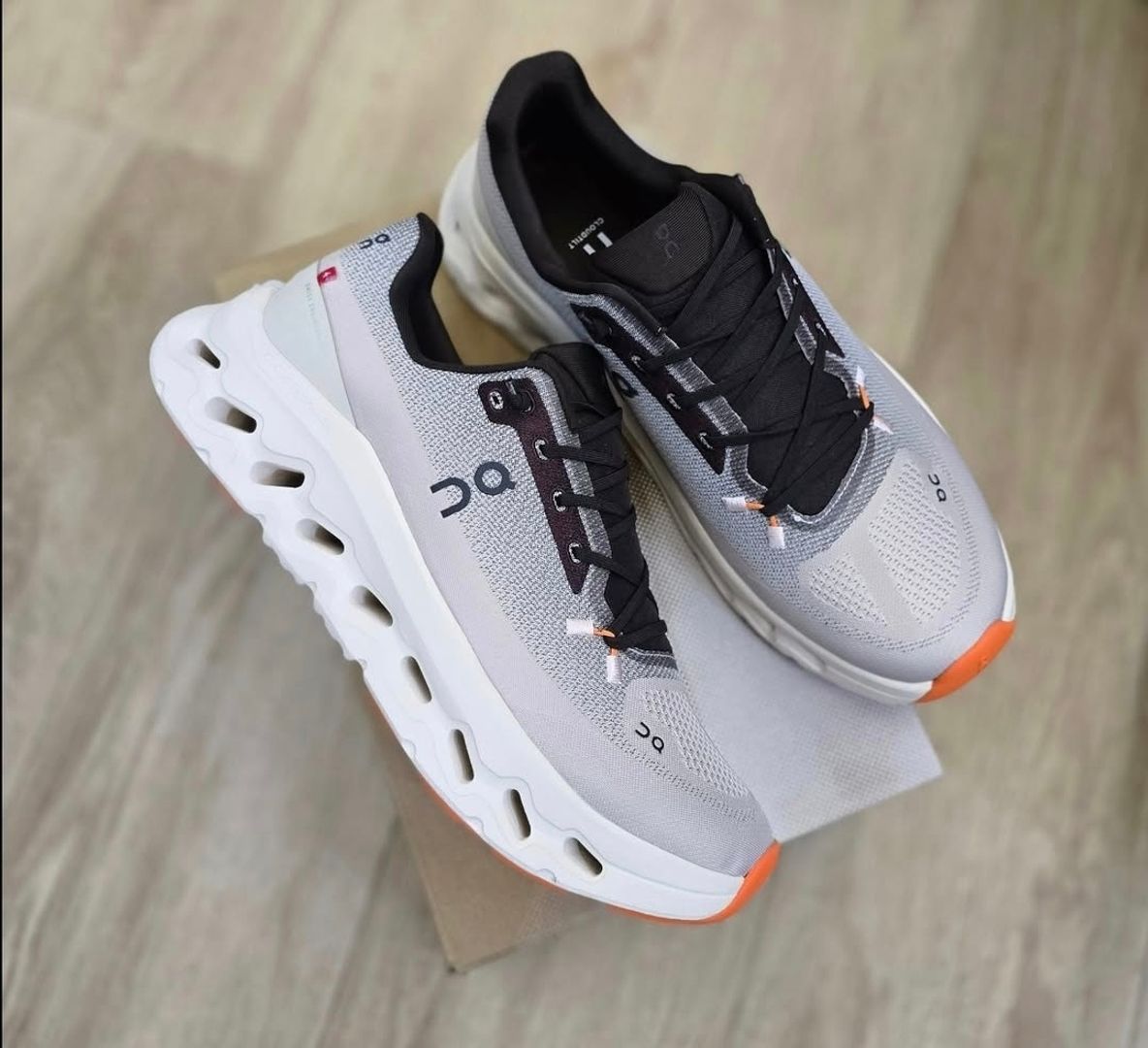 Cloud Tilt Grey White orange 