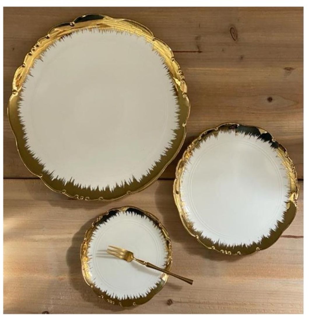Vajilla Blanco con dorado en cerámica.
