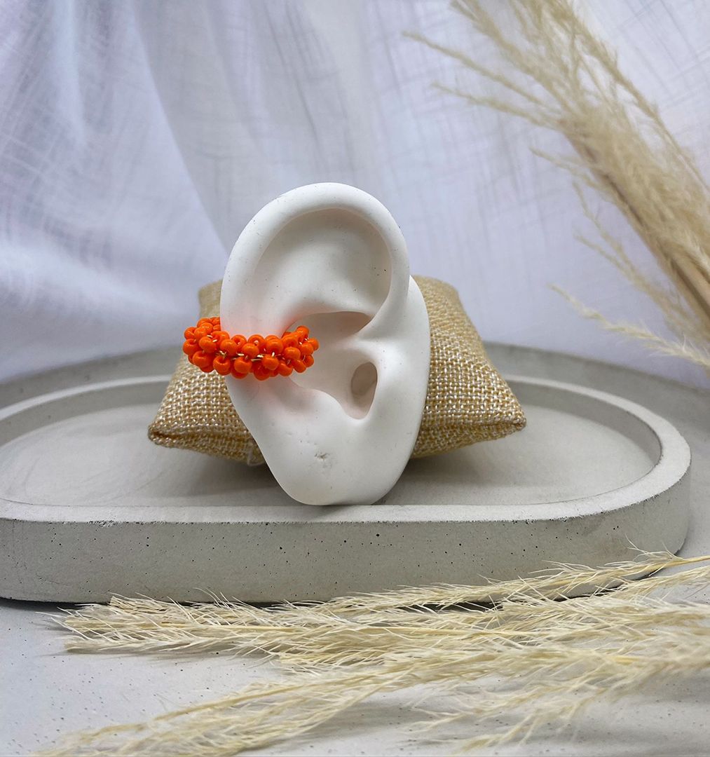 Earcuff artesanal, naranja, mediano, covergold 