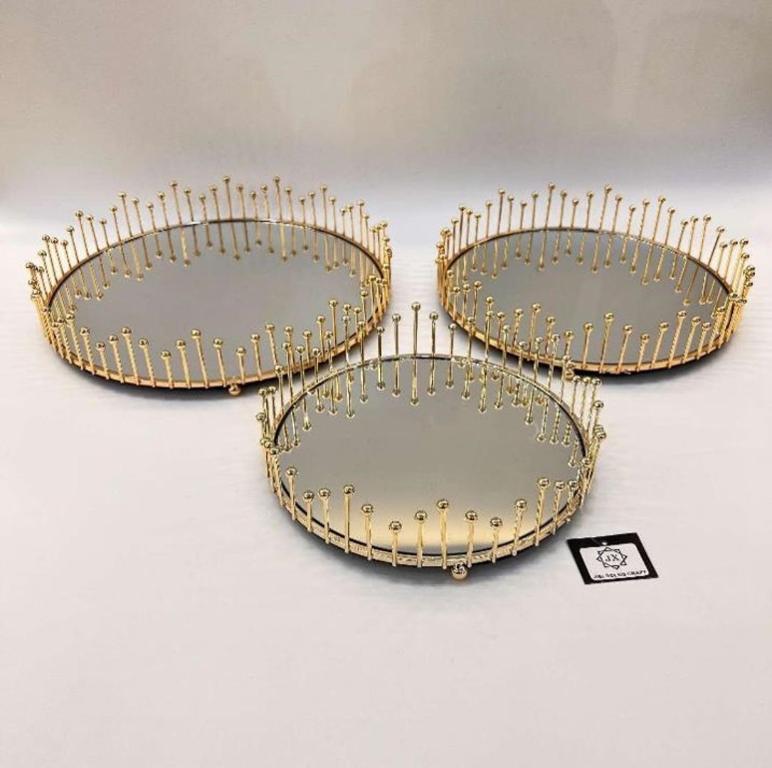 Set de tres charolas doradas en metal con espejo