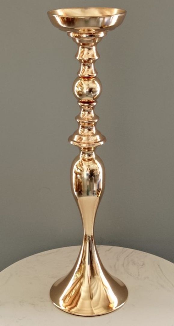 Base para flores dorada en metal.