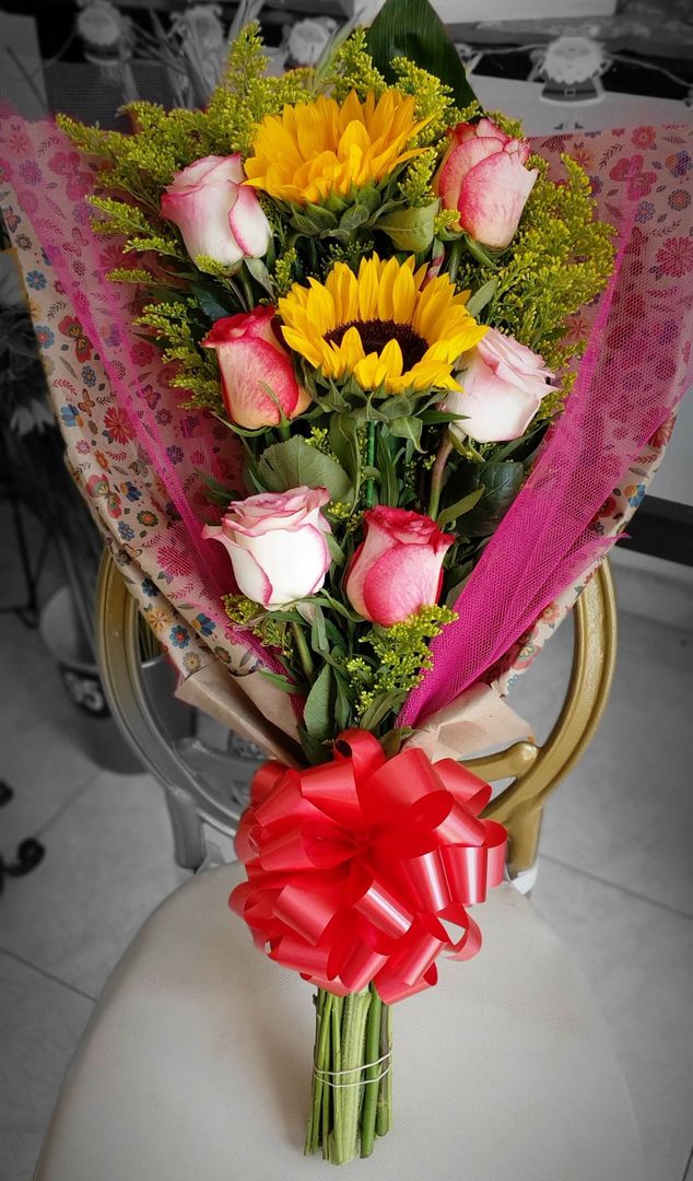 engalanado rosas y girasoles