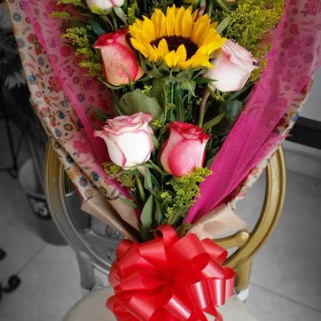 Imagen del producto engalanado rosas y girasoles