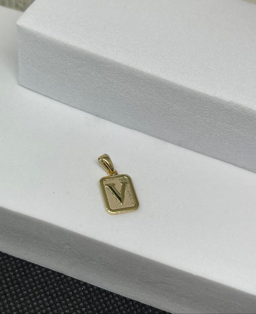Dije letra V placa diamantada