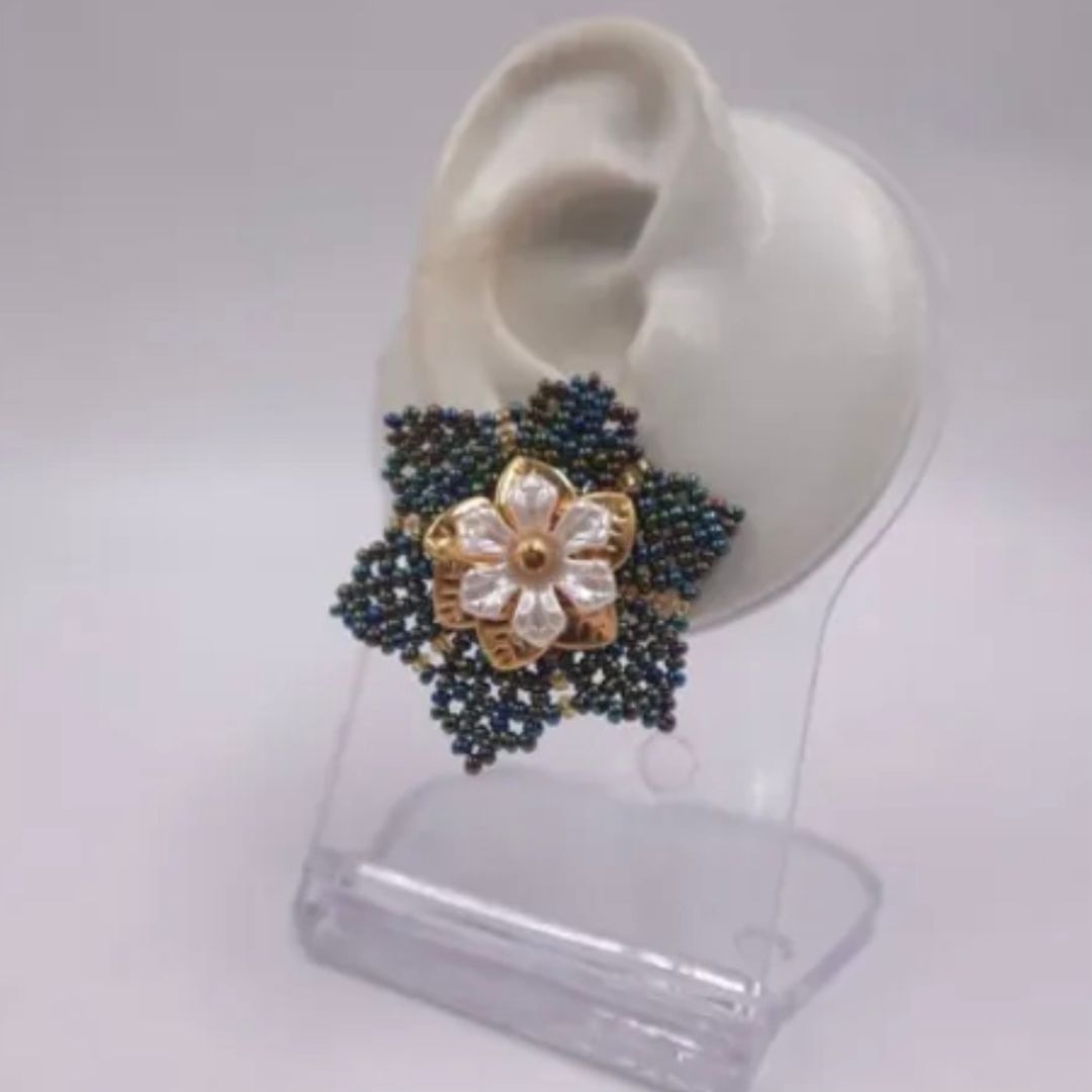 ARETA TEJIDA FLOR PEQUEÑA