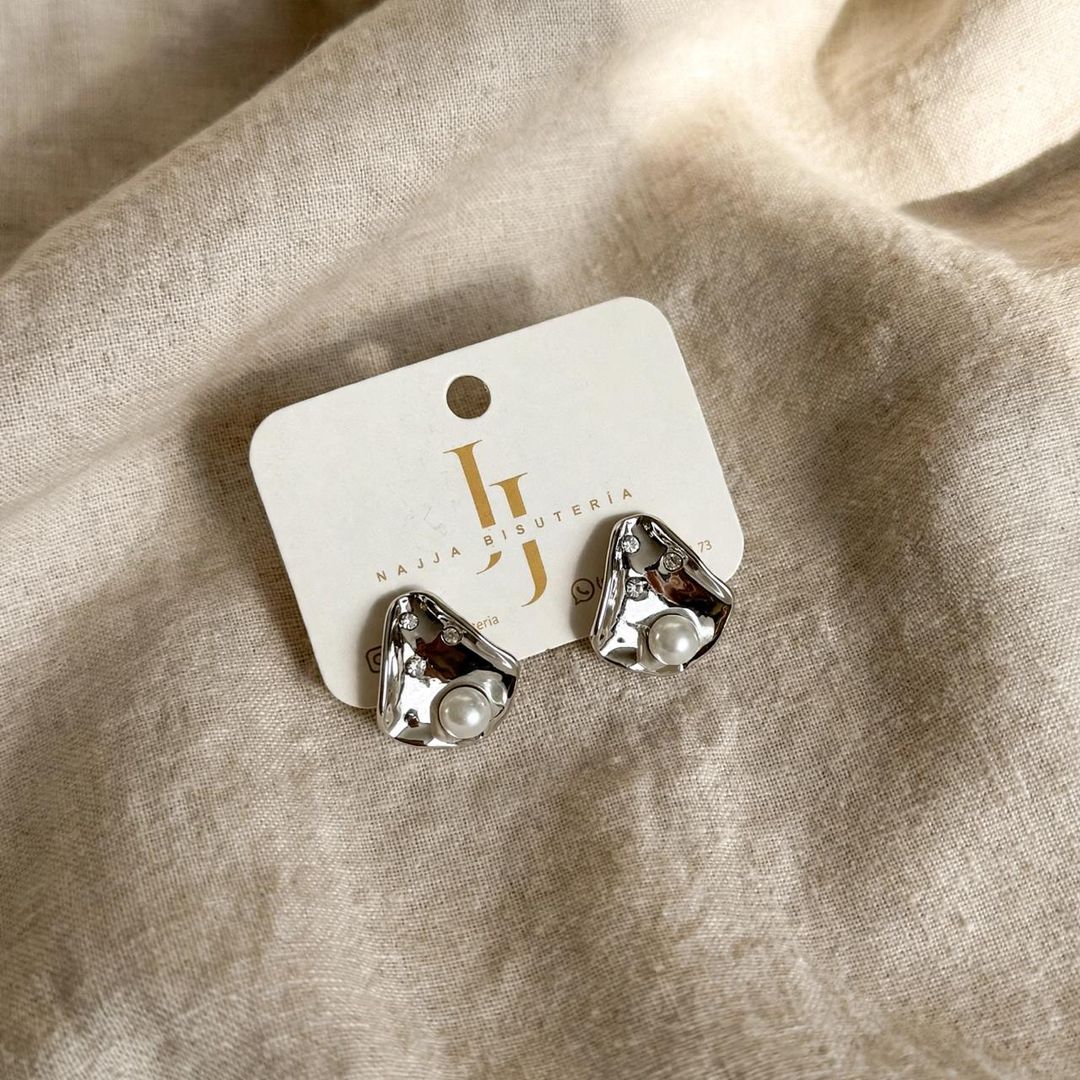 Arete plateado con perla 