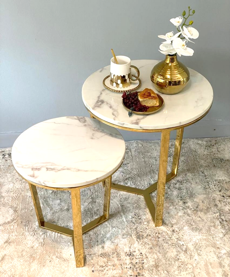 Set de dos mesas doradas en acero y marmol..