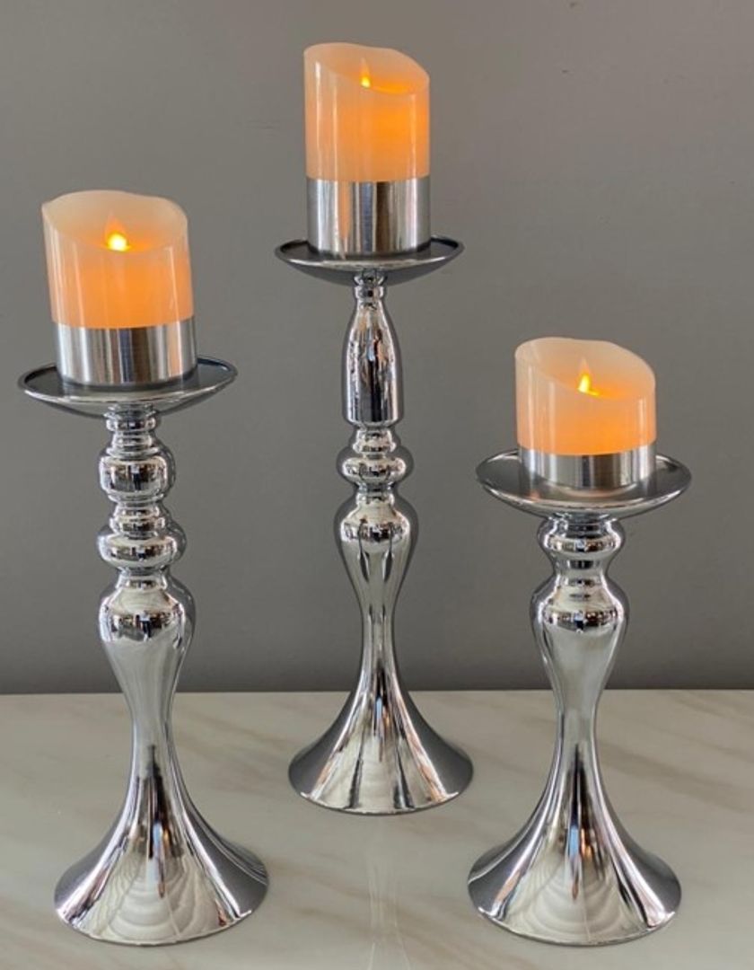 Bases para flores plateadas en metal.