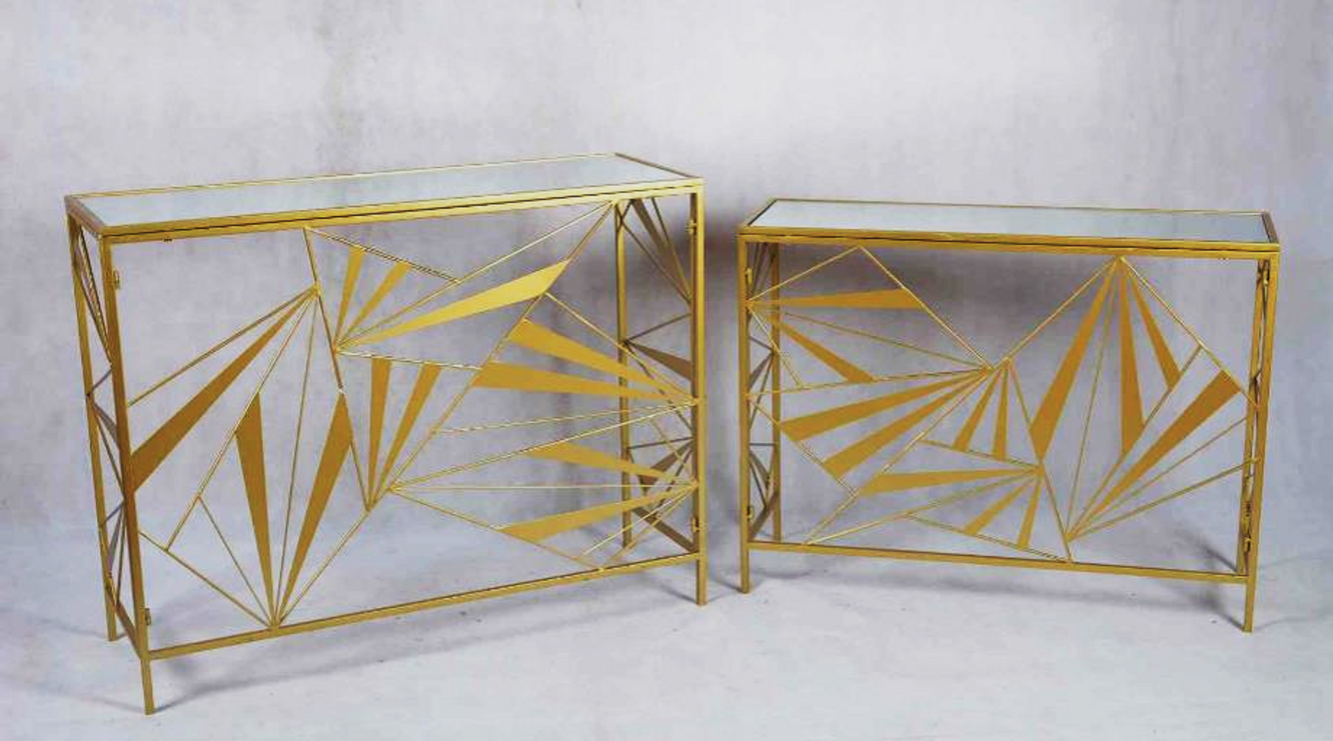 Set de dos mesas doradas con espejo.