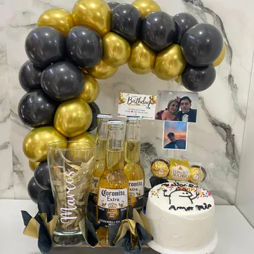 Imagen del producto Detalle con cerveza,mini torta, chocolates y vaso cervecero 