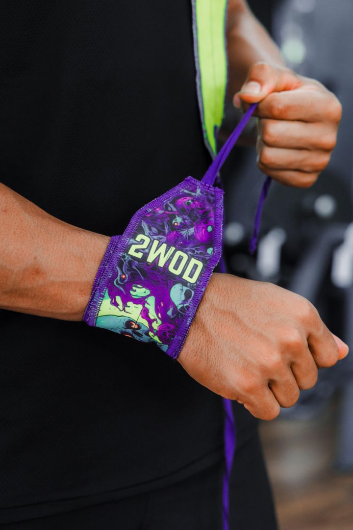 MUÑEQUERAS FIJAS SKULL MORADAS