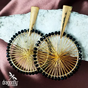 Imagen del producto arete bronce mandala hilo metalizado dorado y muranos  negros