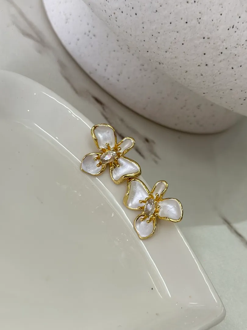 Arete flor blanca 