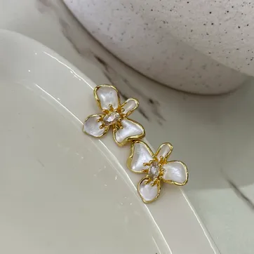Imagen del producto Arete flor blanca 