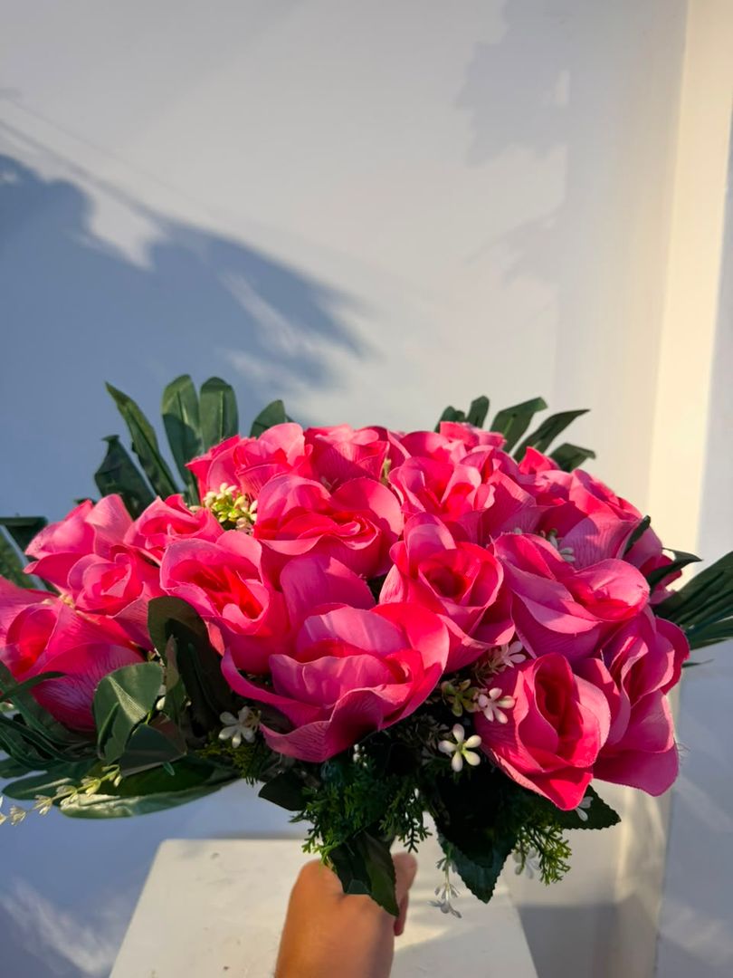 BOUQUET DE BOTON FUCSIA X 24