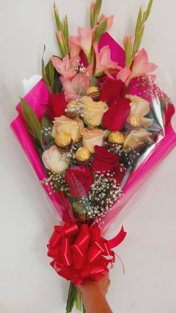  engalanado de rosas con chocolates