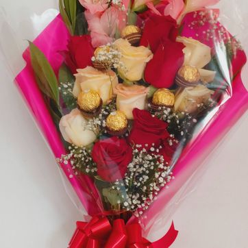 Imagen del producto  engalanado de rosas con chocolates