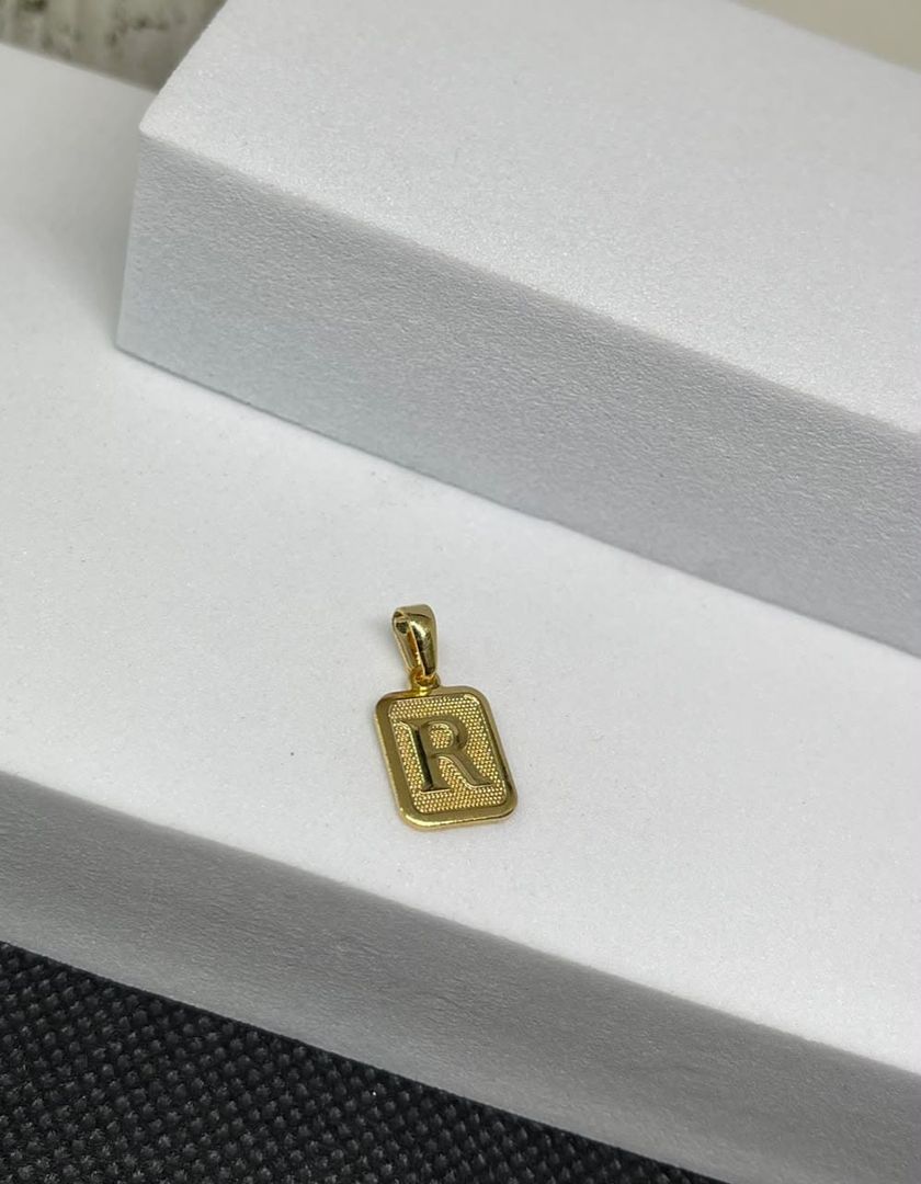 Dije letra R placa diamantada