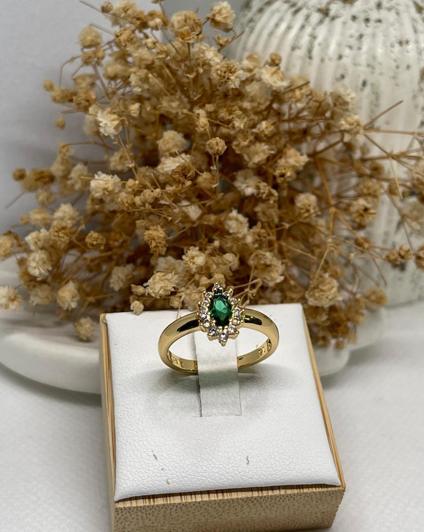 Anillo ovalado liso circonias verde cristal