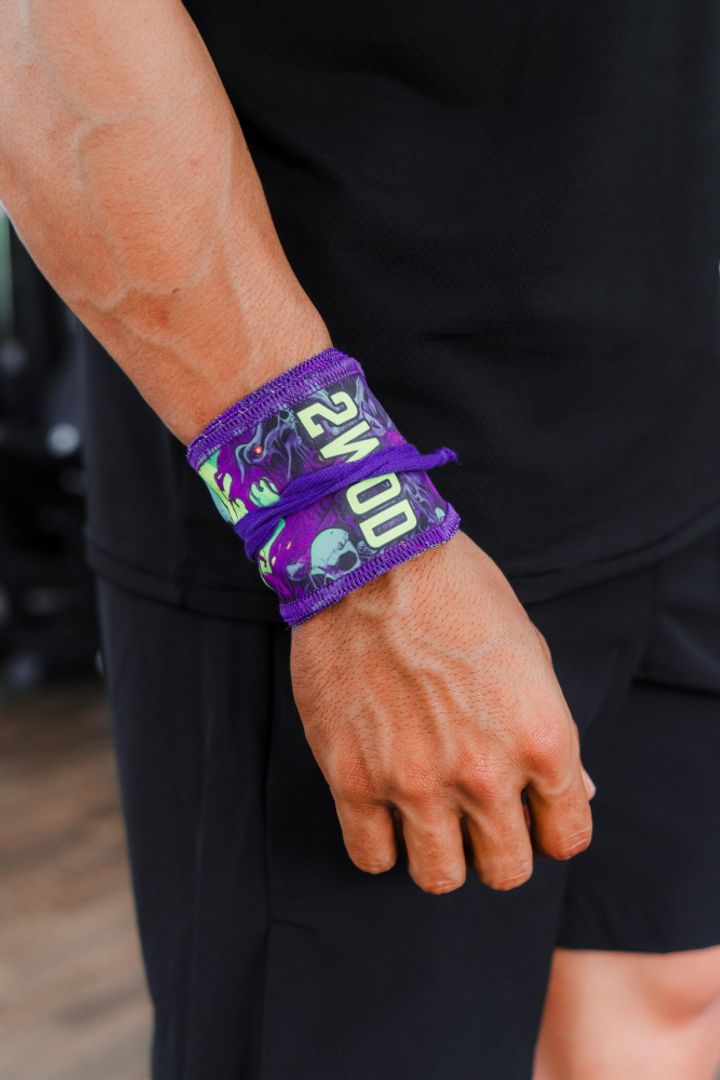 MUÑEQUERAS FIJAS SKULL MORADAS