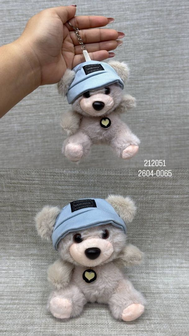 LLAVERO DE OSITO CON GORRA