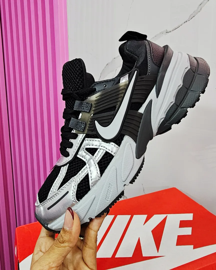 NIKE V2K RUN NEGRA|PLATEADO