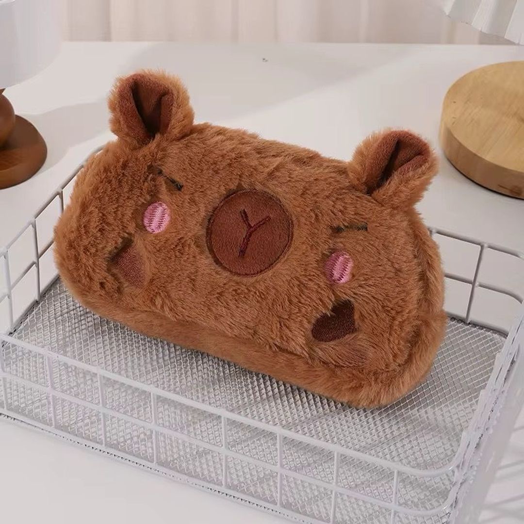 Cartuchera peluche capibara 