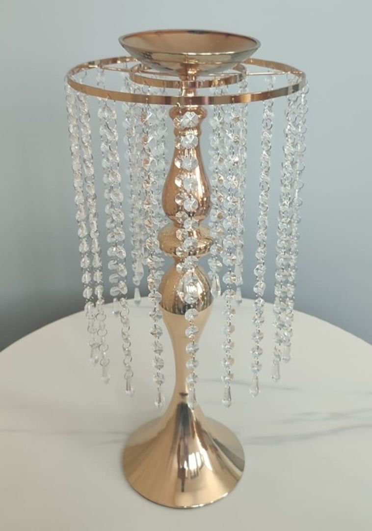 base para flores dorada en metal y cristal