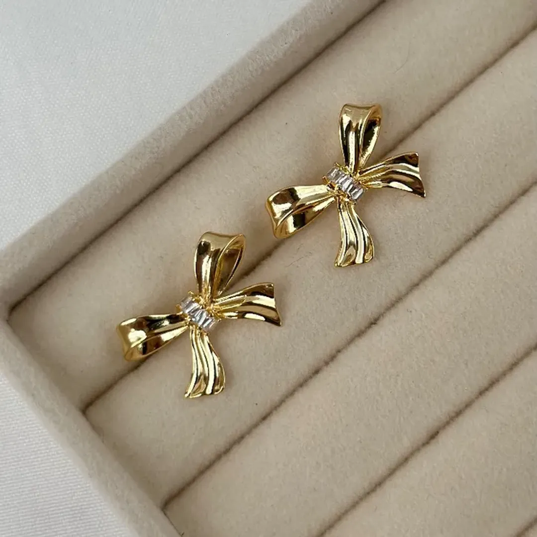 Aretes topo moño