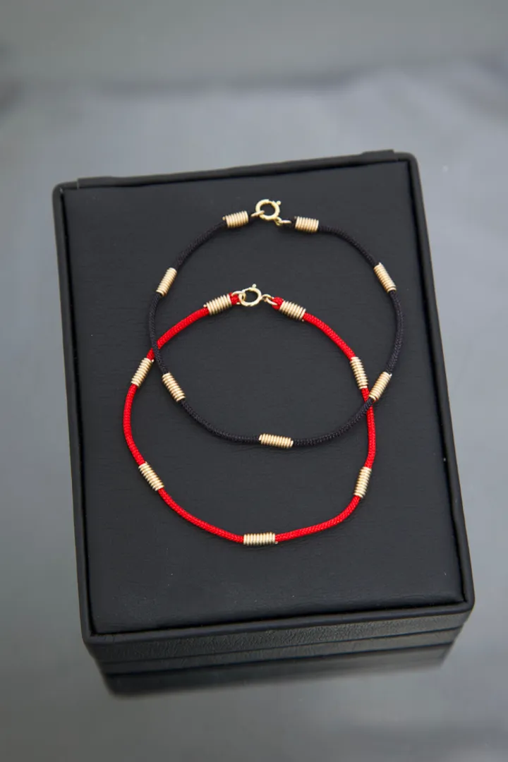 Pulsera 7 nudos ( roja o negra )