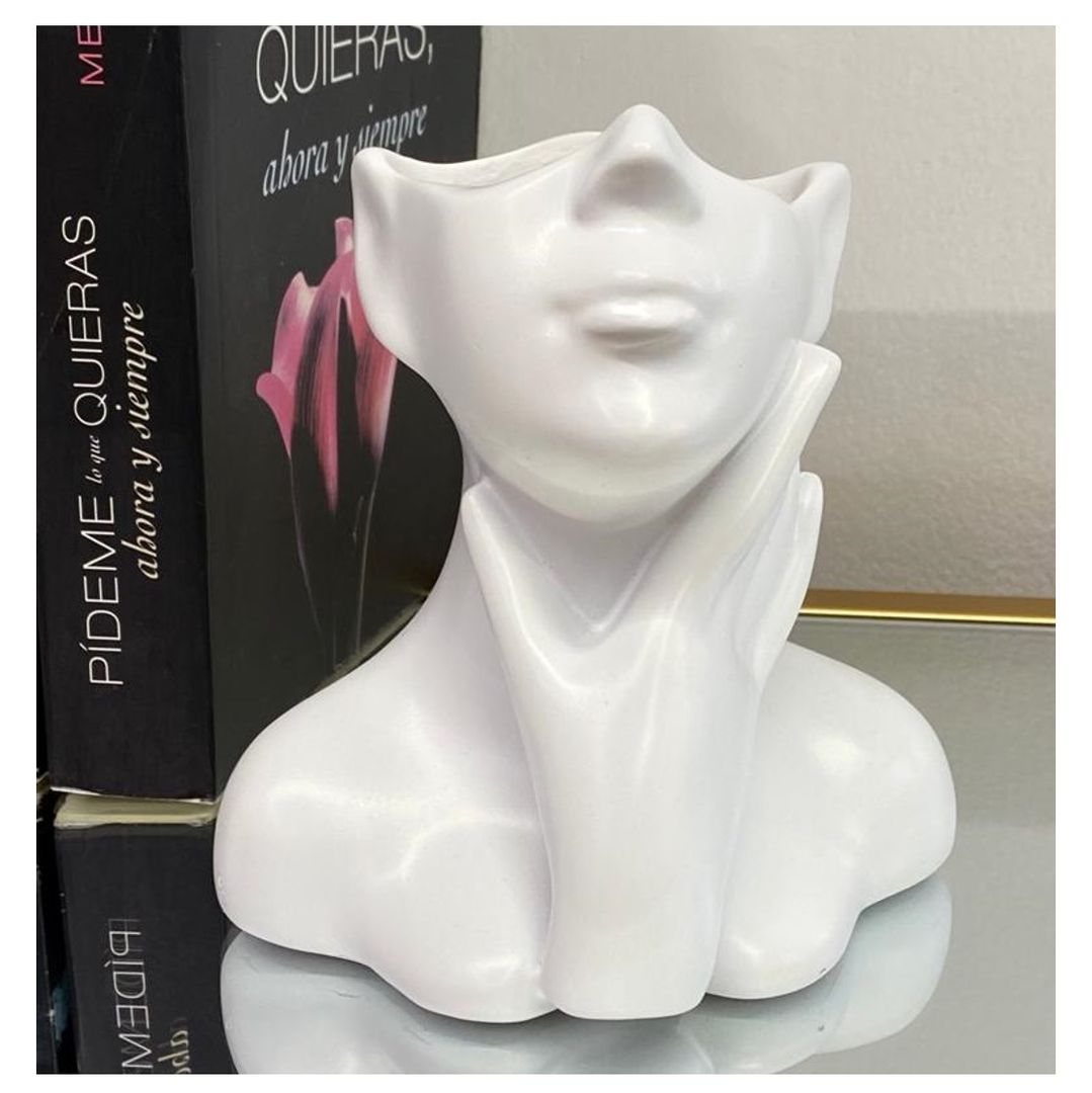 Adorno de resina blanco.
