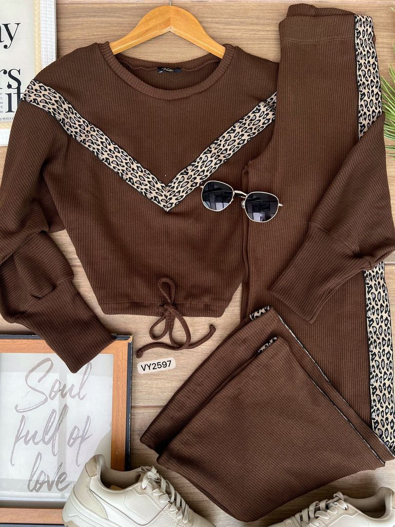 SET HILO BUZO Y PANTALON CON CINTA ANIMAL PRINT VY2597