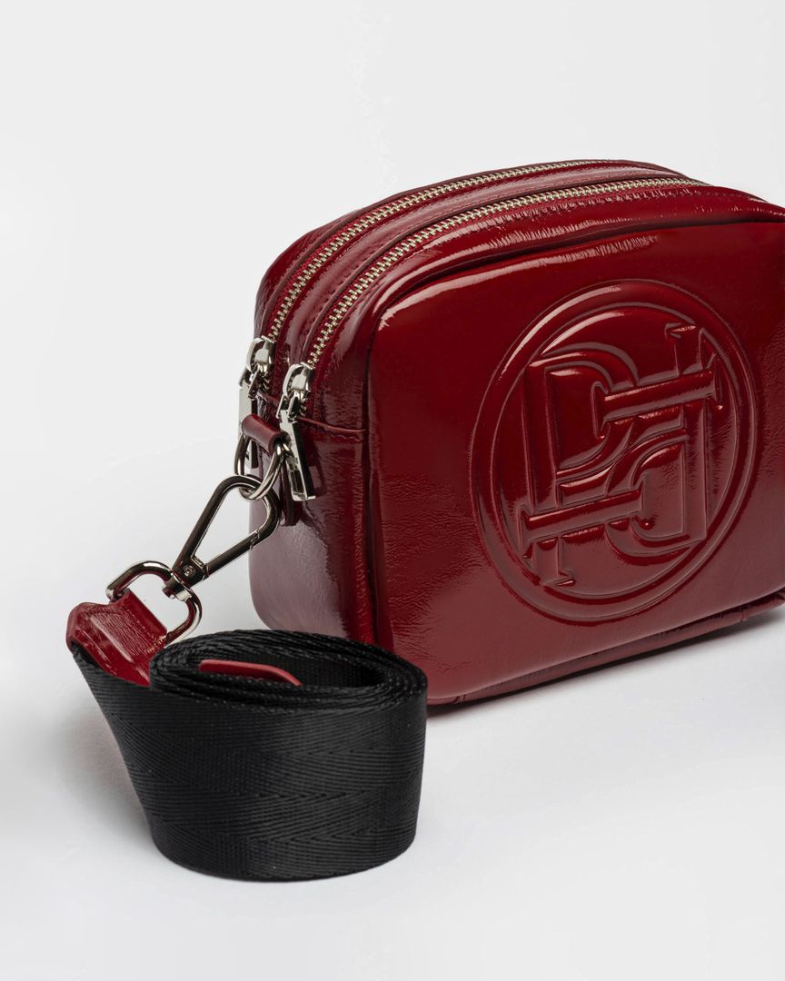 BANDOLERA AUDREY SCARLET EN CUERO CHAROL