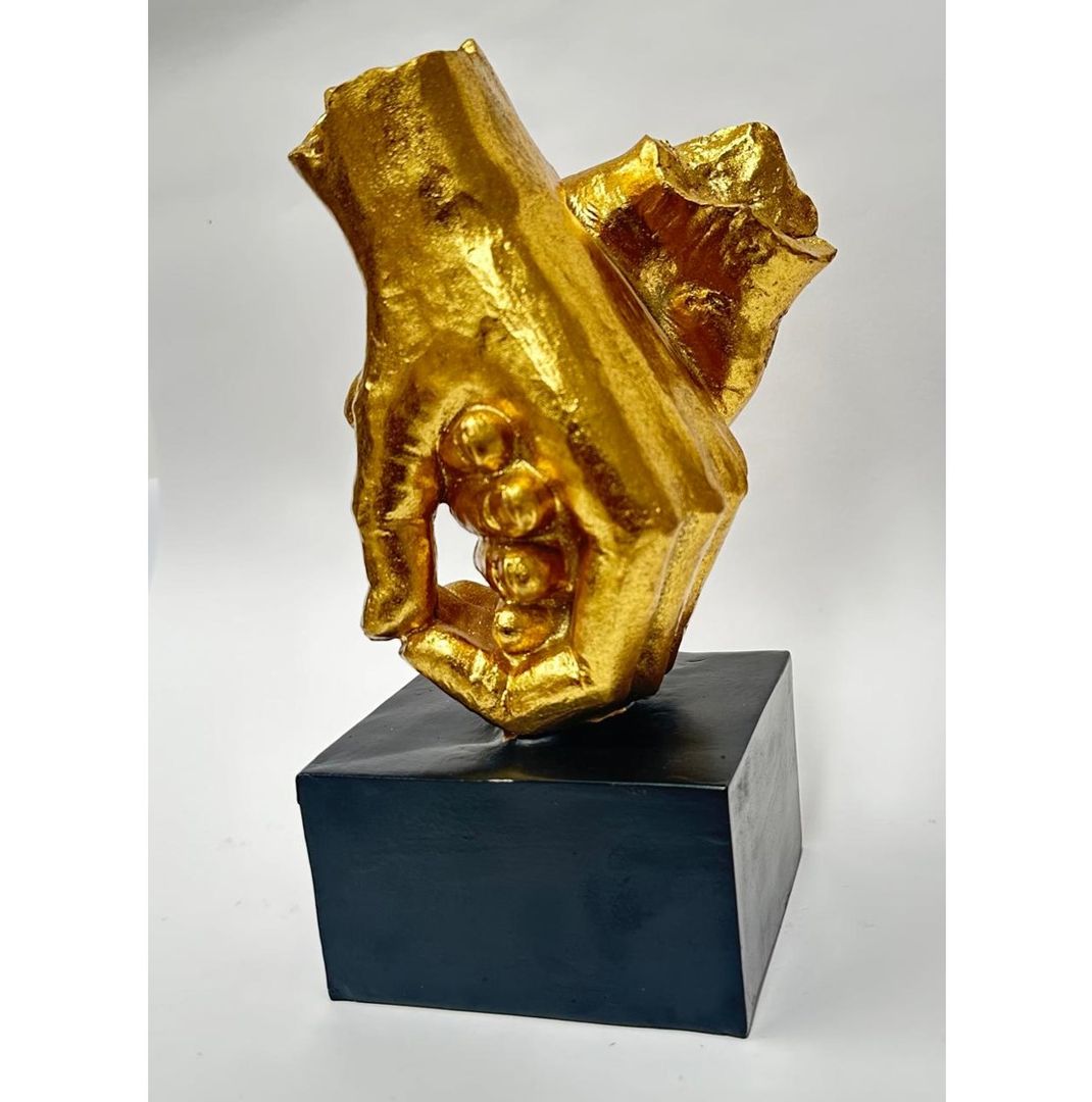 Adorno en resina dorada