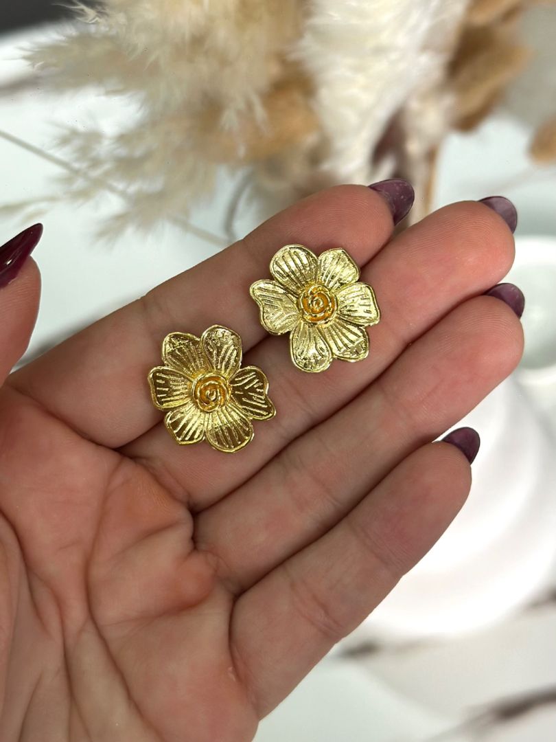 Arete flor dorada 