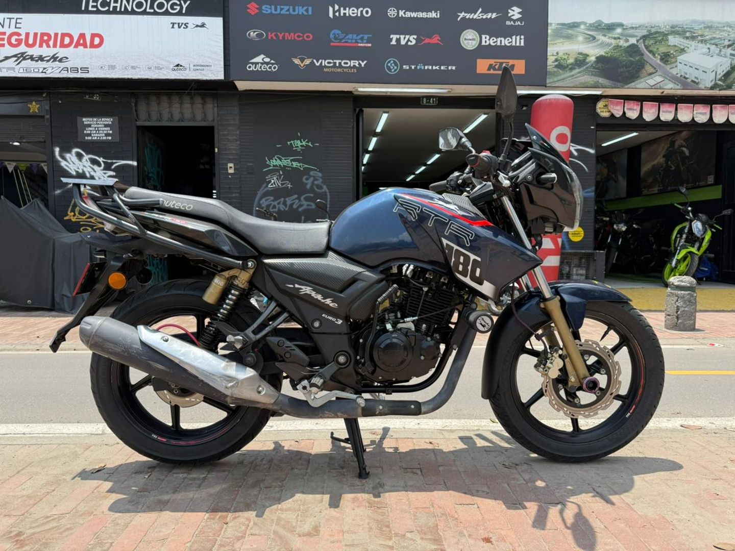 TVS APACHE   RTR  180 2V