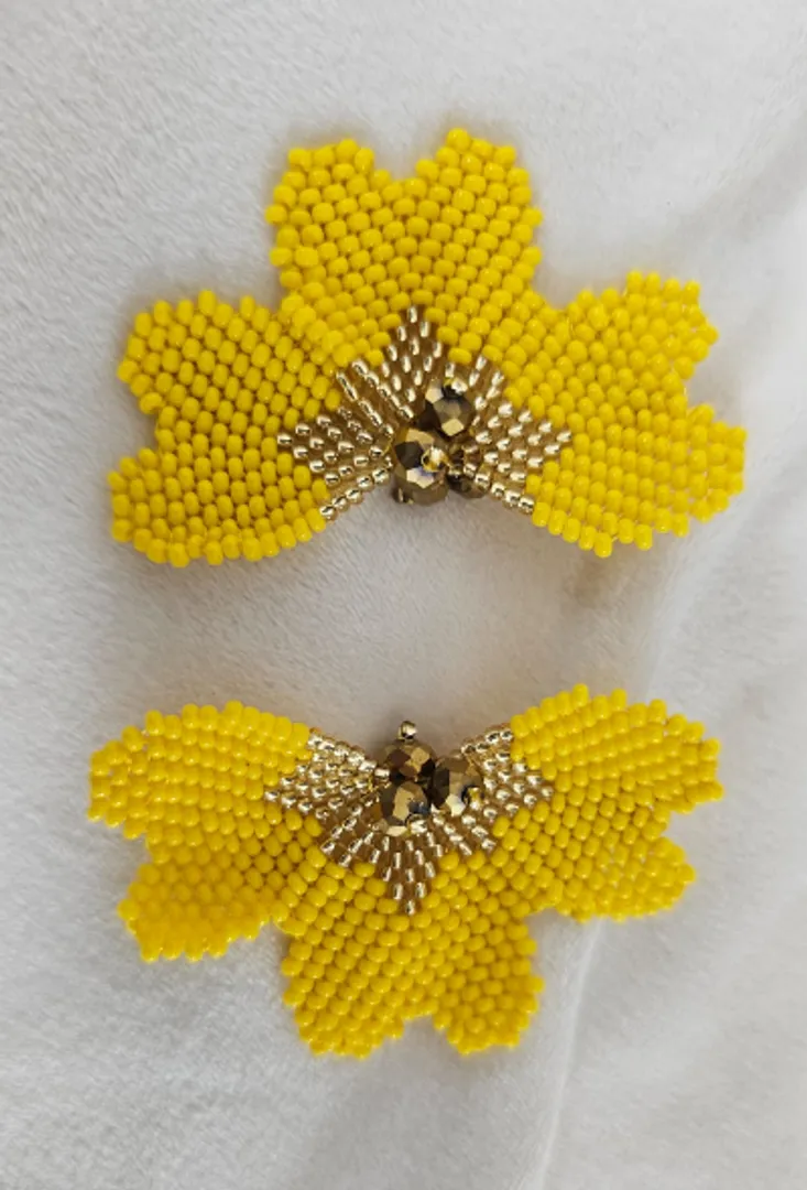 Arete Flor 3 Pétalos Mostacilla