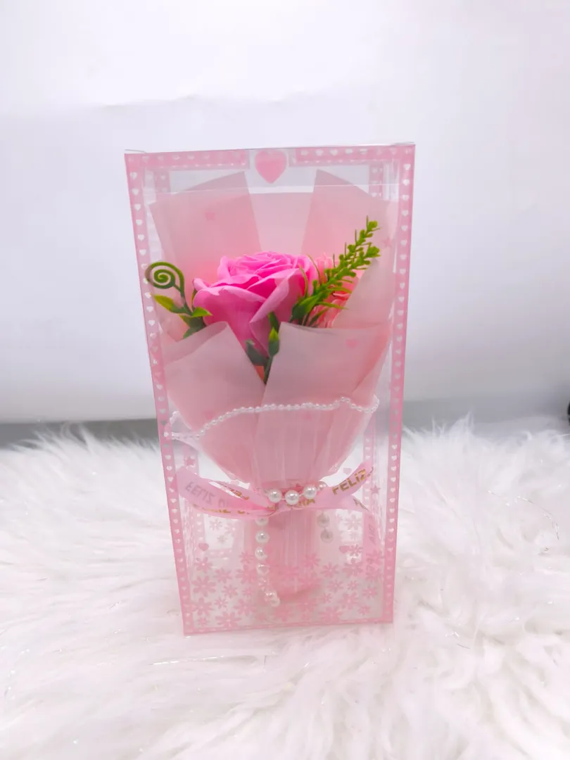 Detalle ramo rosa en caja 