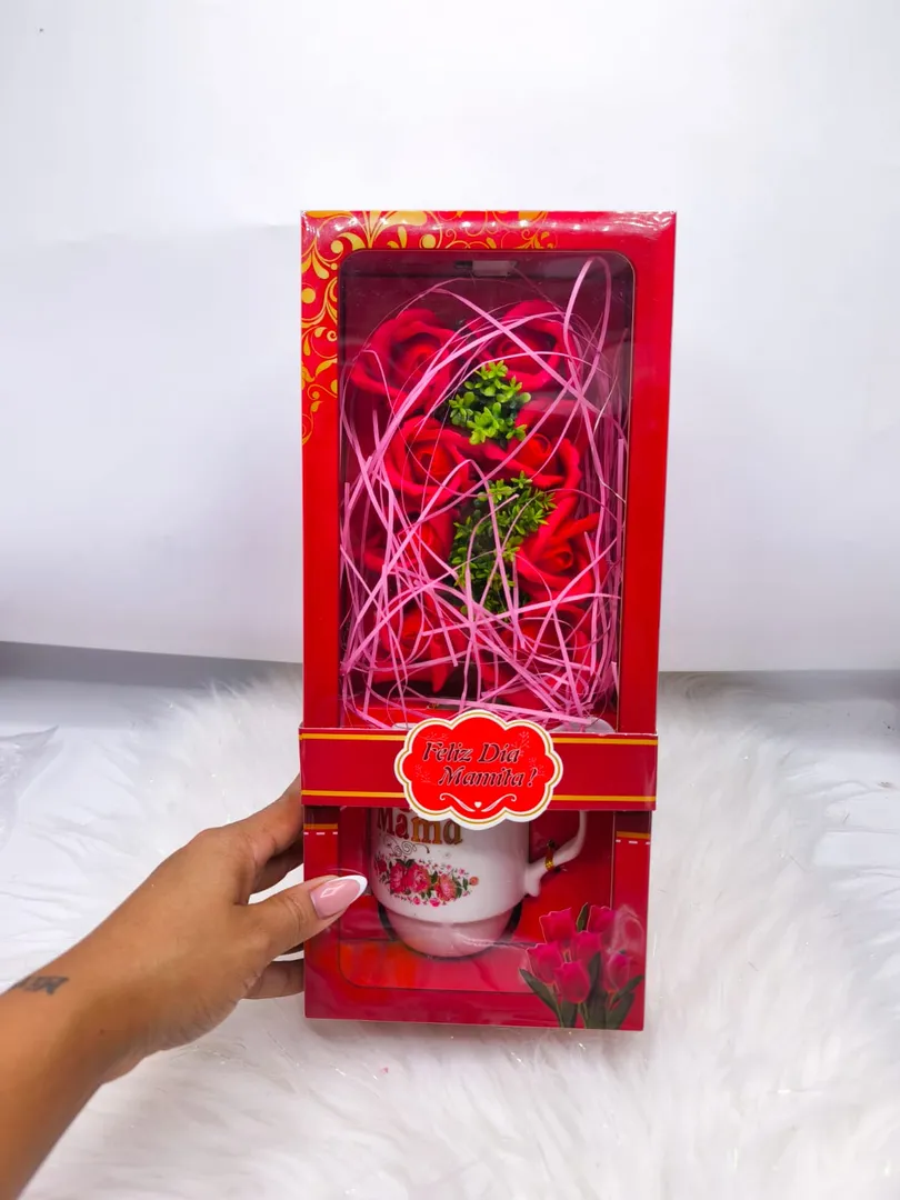 DETALLE RAMO ROSAS EN CAJA 