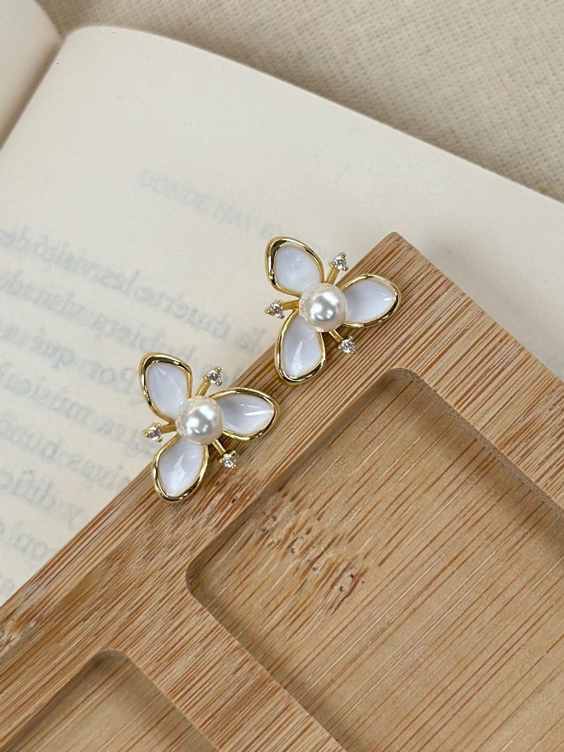 Arete tres hojas blanco 