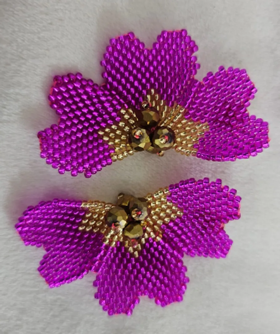 Arete Flor 3 Pétalos Mostacilla