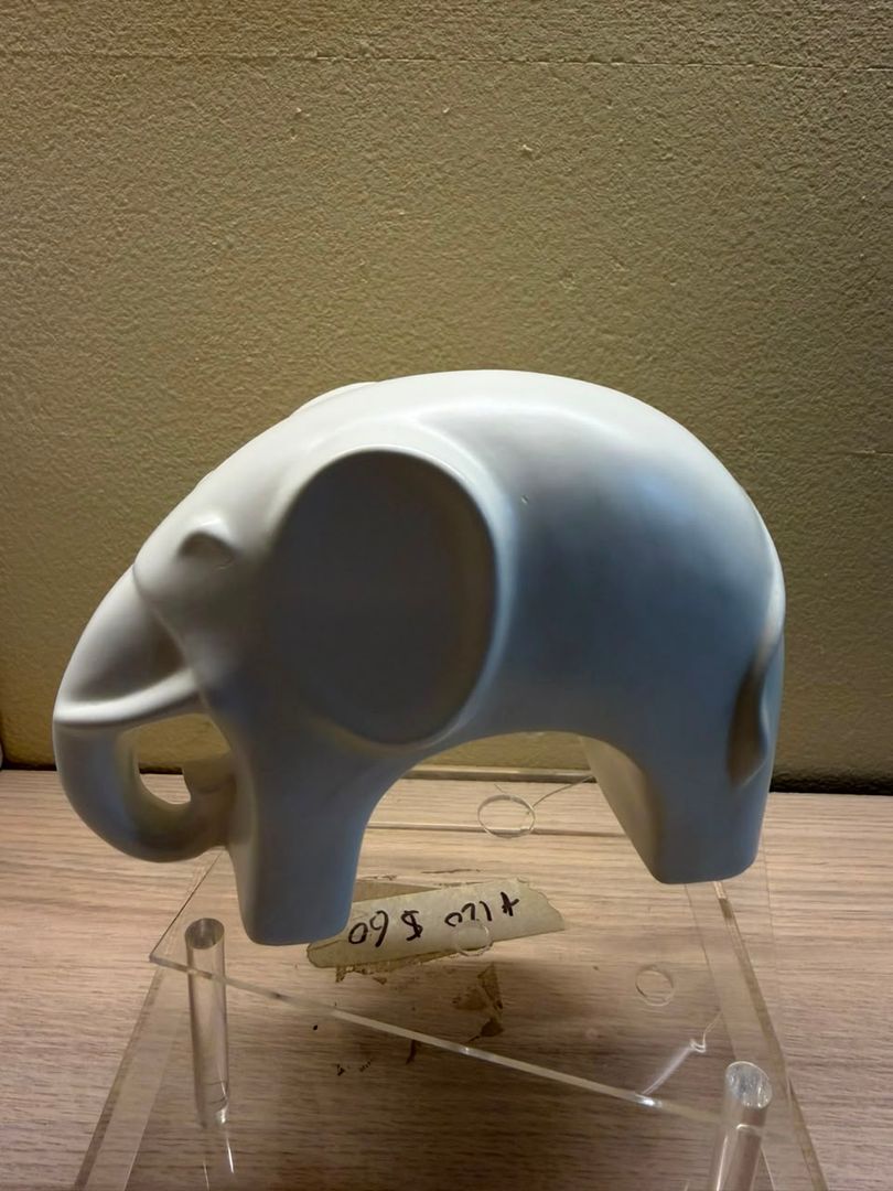 ELEFANTE BLANCO DE POLIRECINA