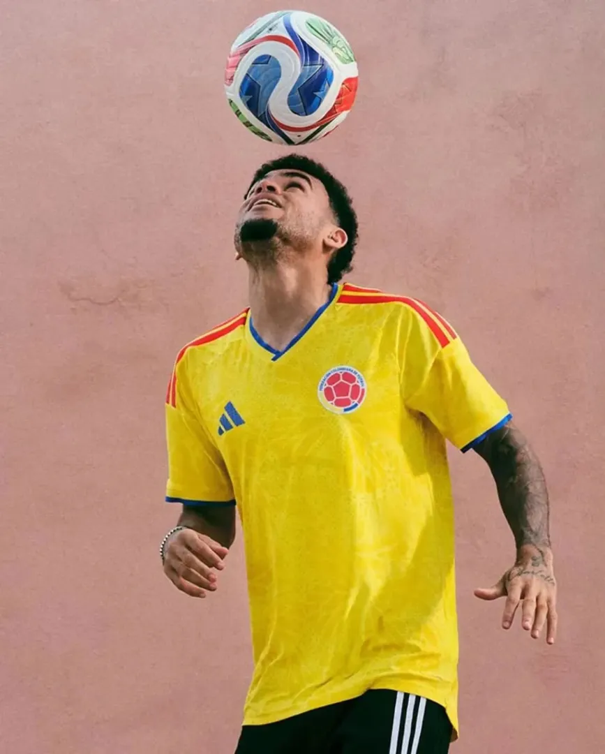 CAMISETA SELECCION COLOMBIA BORDADA 1.1 MUNDIAL 2026 