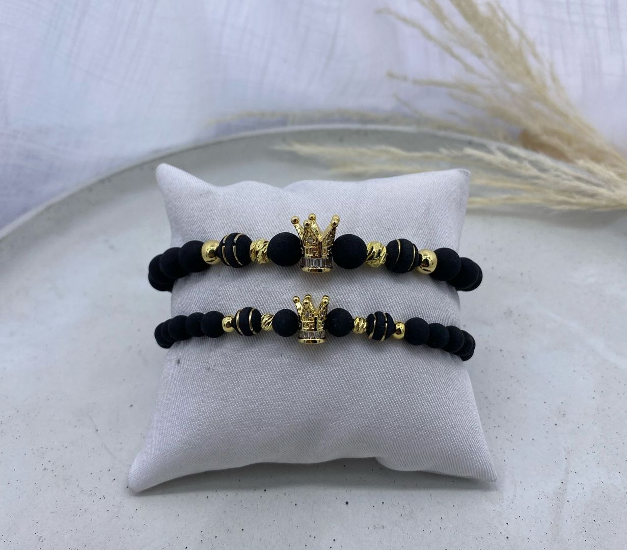 Manilla de pareja corona, negra, dorado, covergold 