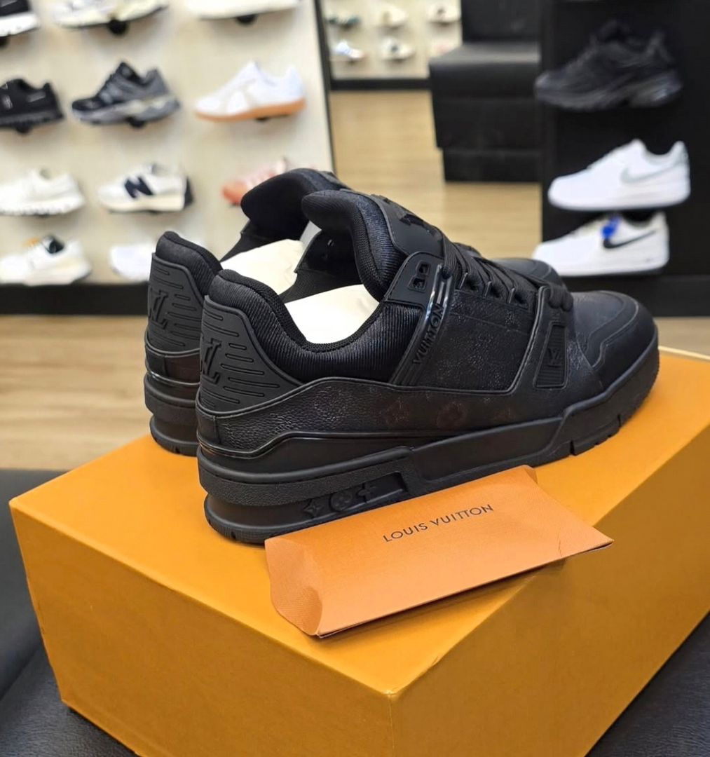 LV trainer black monochrome