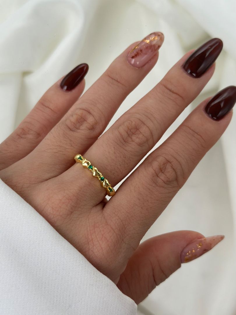 Anillo línea corazón esmeralda 